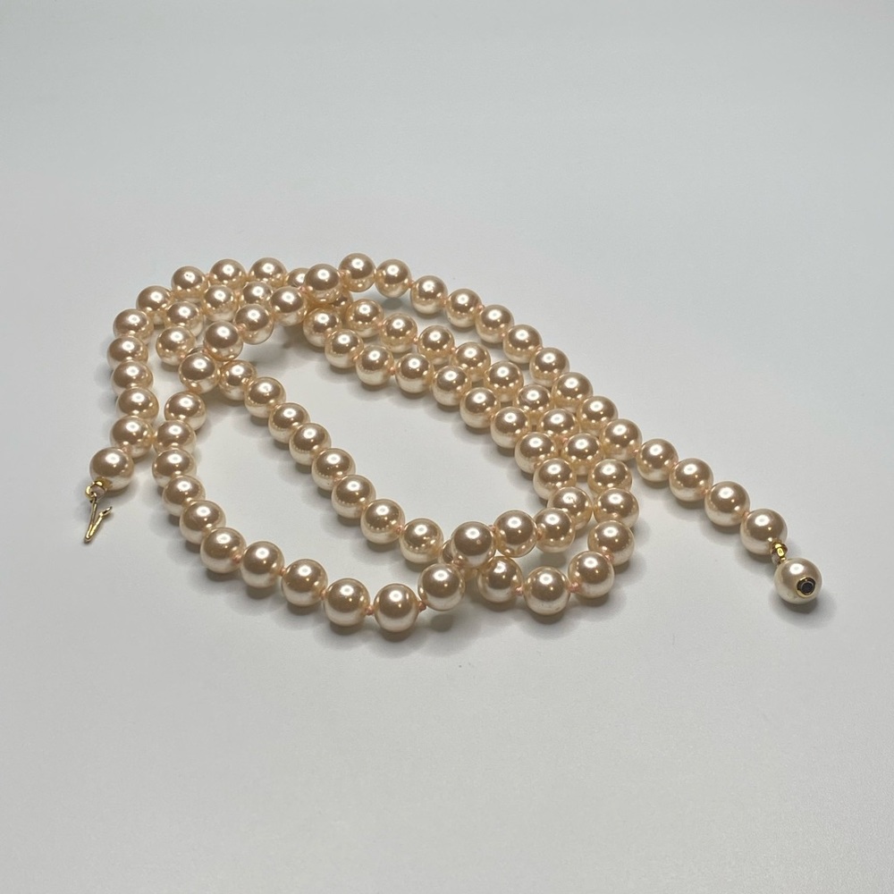 Amazing faux pearl necklace.